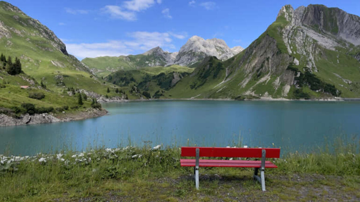 Wandern am Spullersee — Blick auf den Arlberg